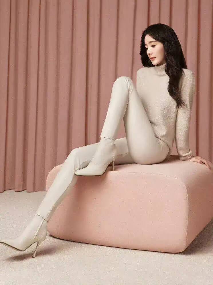 杨幂十足的衣服架子,简单的紧身牛仔裤也是身姿优雅